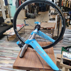 Home Trainer Tacx Satori avec roue et pneu d’entrainement