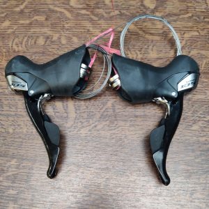 Paire Levier-Manette Shimano 105 2x10vitesses ST-5700 Neuve avec quelques traces de rayure