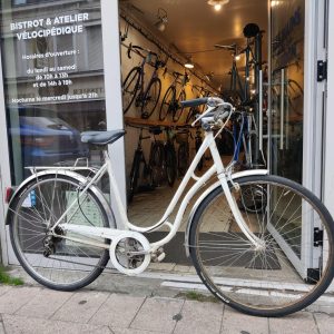 Vélo de ville blanc, idéal pour la ville !